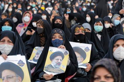 دور النساء في تعزيز القوة الناعمة في فكر الامام الخامنئي 