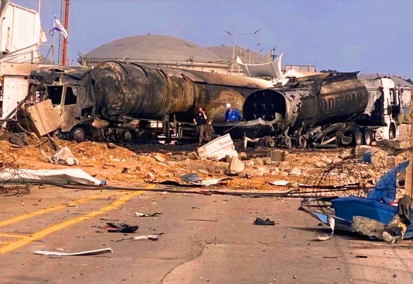مشاهد صهاريج محترقة في داخل مصفاة بازان
